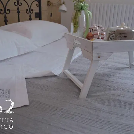 1562 La Casetta Nel Borgo Bed & Breakfast 4*